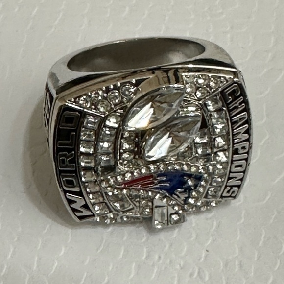 2003 Tom Brady Patriots Super Bowl Ring. Approx Size 10. - Picture 2 of 4